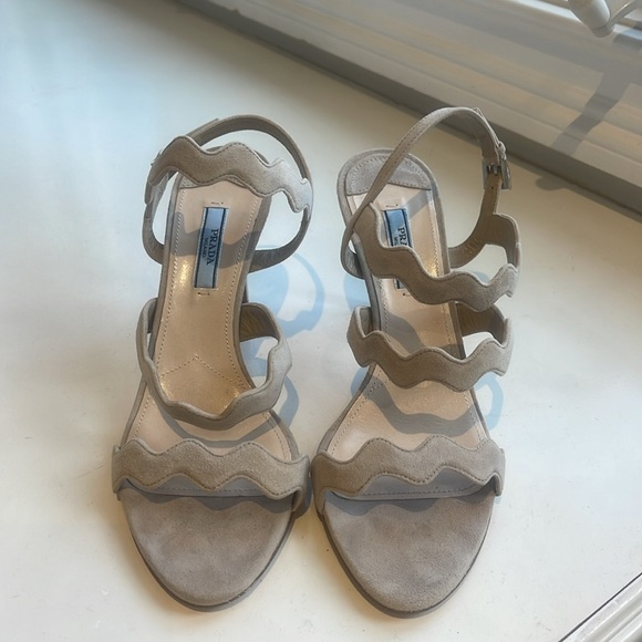 NIB PRADA BEIGE SUEDE SCALLOPED SUEDE 3”HEELED SANDAL. 39/8.5 - Picture 2 of 9